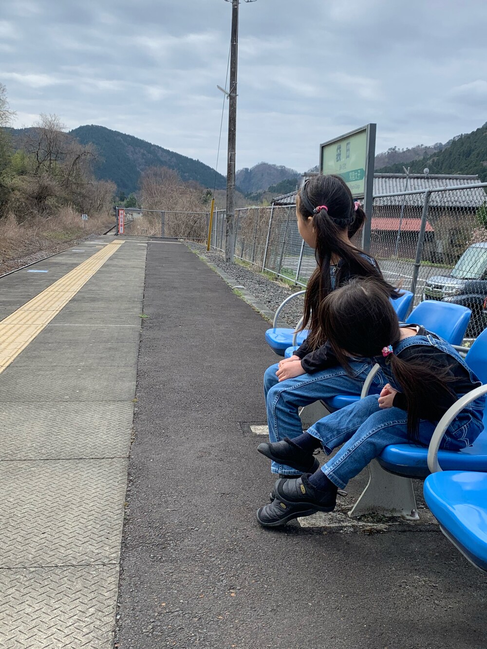 「EDWIN、keen、オーバーオール、姉妹コーデ、おそろいコーデ、リンクコーデ、スリッポン、キャンプ、おしゃれさんと繋がりたい」｜「EDWINの【EDWIN/エドウィン】OVERALL（サロペット/オーバーオール、ブルー系）」を使った、anさん（キッズ・120cm）の春コーディネートの3枚目の写真