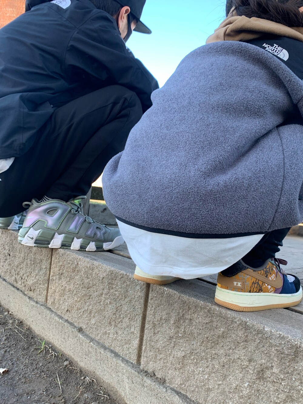 ブラック系のジャケット/アウター、グリーン系のスニーカー、ブラック系のパンツを着用したメンズの冬コーディネートの3枚目の写真