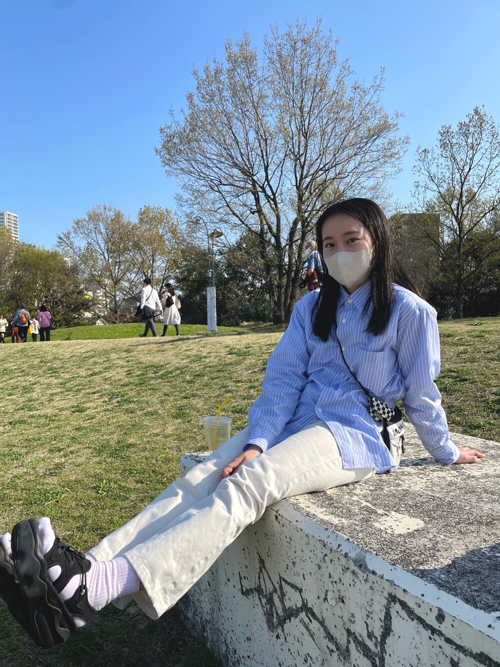 「ストライプ、ストライプシャツ、コムデギャルソン、きれいめカジュアル、コムデギャルソンシャツ、白パンツ、しろデニム、サコッシュ、サコッシュコーデ、昭和記念公園、公園コーデ、公園スタイル、4月コーデ、最高気温20℃、外コーデ」｜「UNIQLOのアイテム（デニムパンツ、ホワイト系）」を使った、SAーyaさん（レディース・156cm）の春コーディネートの2枚目の写真