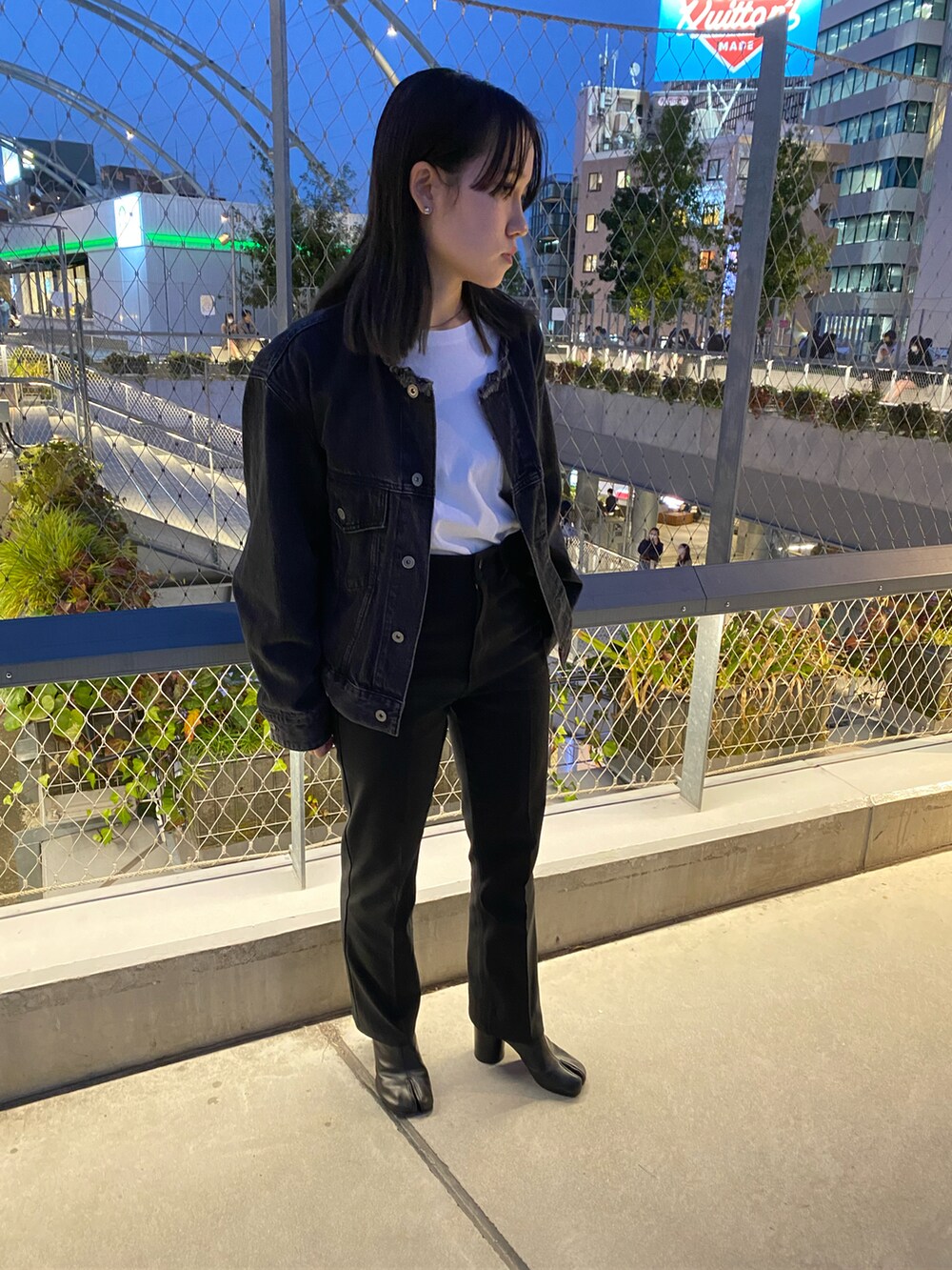 「シンプル、宮下公園、足袋ブーツ、メゾンマルジェラ、デニムジャケットコーデ、ロングTシャツ、APC、21度、ブーツ 黒、ドレスパンツ、ラングラードレスパンツ、ブラックパンツ、155㎝コーデ、ブーツコーデ、11月」｜「JOURNAL STANDARDの13ozデニムノーカラーGジャン◆（デニムジャケット、ブラック系）」を使った、SAーyaさん（レディース・156cm）の秋コーディネートの2枚目の写真