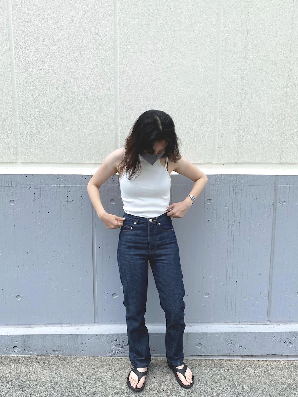 「タンクトップコーデ、キャミソールコーデ、タンクトップ重ね着、おしゃれさんと繋がりたい、beautiful people、beautiful people タンクトップ、APC、APCデニム、oofos、oofosブラック、最高気温35℃、ビーチサンダルコーデ、ウーフォス、マメクロゴウチ、マメクロ」｜「A.P.C.のアイテム（デニムパンツ、ブルー系）」を使った、SAーyaさん（レディース・156cm）の夏コーディネートの2枚目の写真