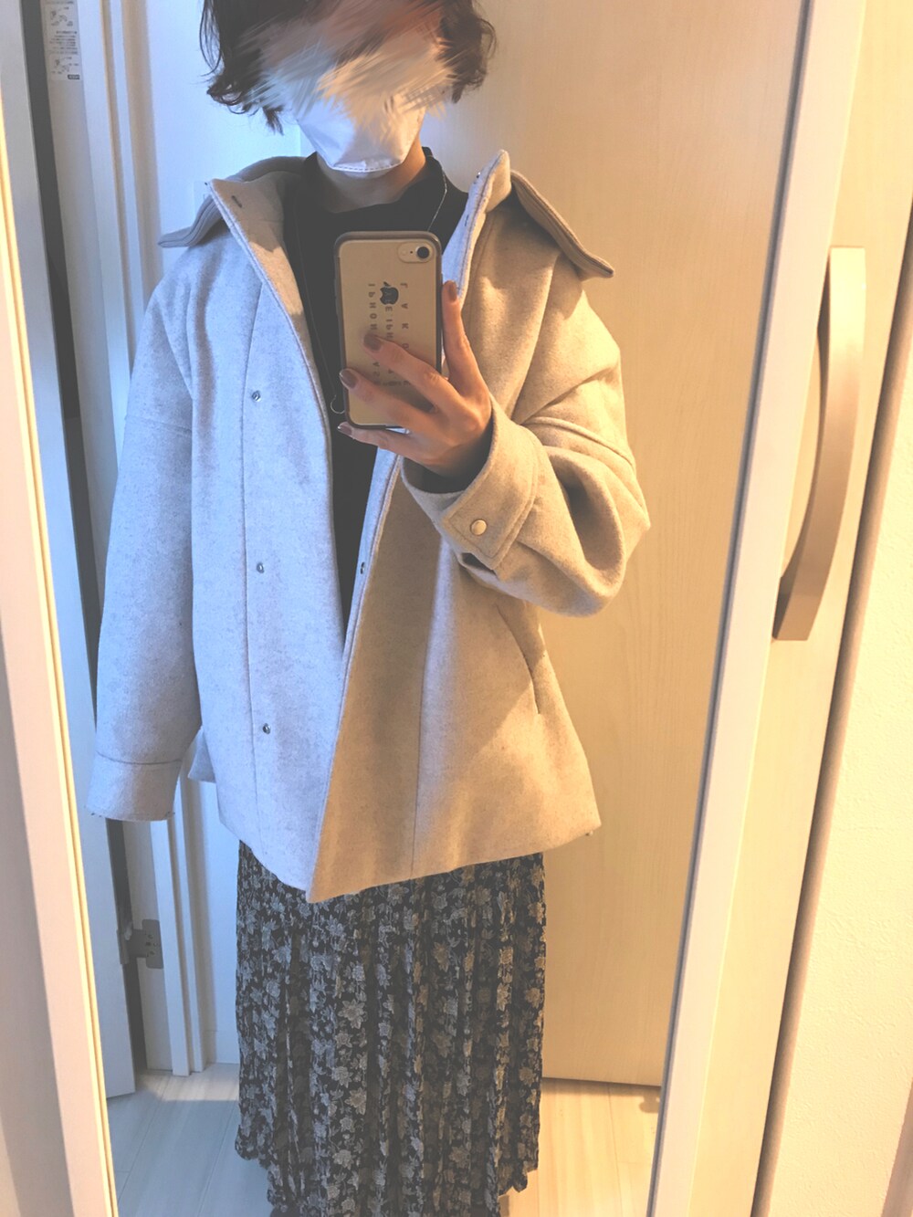 「休日スタイル、春、カジュアルコーデ、ブラック、オトナカジュアル、ブラックコーデ、Kastane、kastane_ootd、mystic、休日コーデ、スカート、花柄スカート、モックネック、スカートスタイル、花柄」｜「Kastaneの花柄ティアードスカート（スカート、ブラック系）」を使った、Rminさん（レディース・156cm）の春コーディネートの2枚目の写真