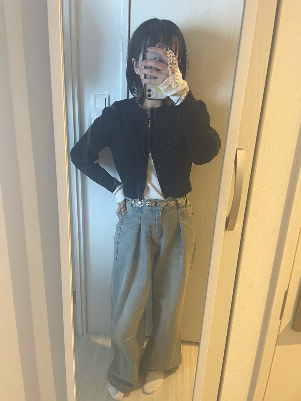 「休日スタイル、お出かけコーデ、春服、カジュアルコーデ、シンプル、お出かけ、デニム、デニムワイドパンツ、デニムパンツ、モノトーン、mystic、Kastane、ジーナシス、着回しコーデ、オトナカジュアル」｜「JEANASISのタックデニムワイドパンツ/974143（デニムパンツ、ブルー系）」を使った、Rminさん（レディース・156cm）の春コーディネートの2枚目の写真
