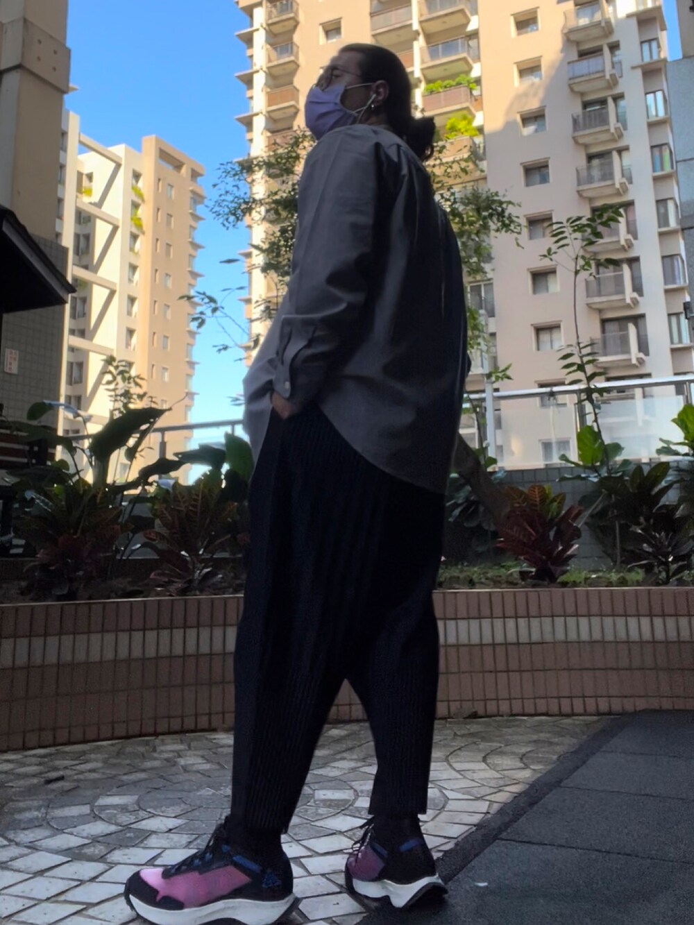 「Violet」｜「GUのアイテム（シャツ/ブラウス、グレー系）」を使った、徐納森．徐斯達 さん（メンズ・168cm）の秋コーディネートの2枚目の写真