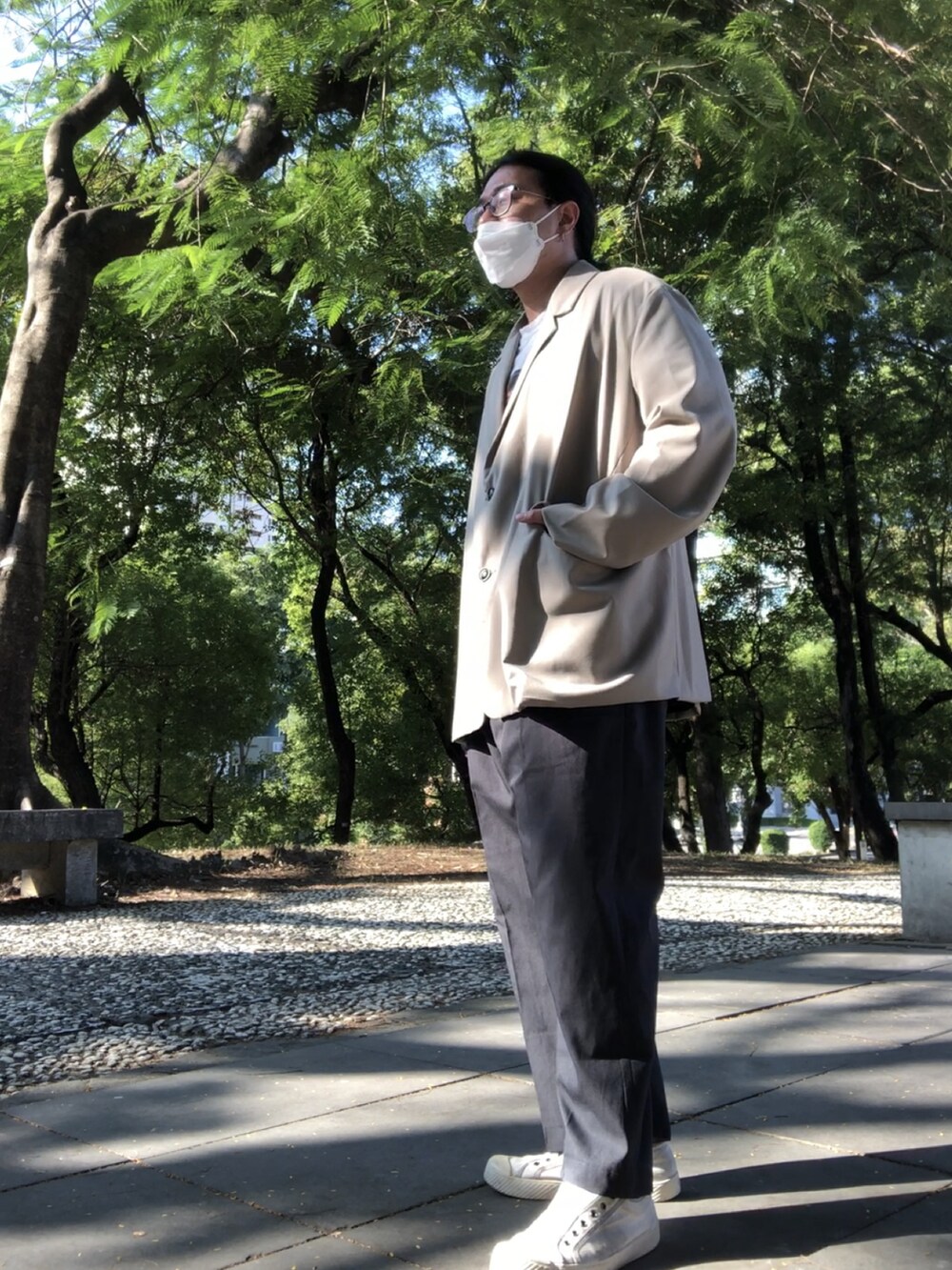 「grey、white」｜「Popureのアイテム（テーラードジャケット、ベージュ系）」を使った、徐納森．徐斯達 さん（メンズ・168cm）の秋コーディネートの2枚目の写真