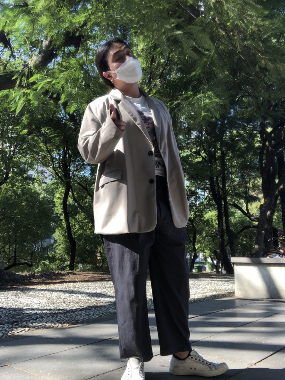 「grey、white」｜「Popureのアイテム（テーラードジャケット、ベージュ系）」を使った、徐納森．徐斯達 さん（メンズ・168cm）の秋コーディネートの5枚目の写真