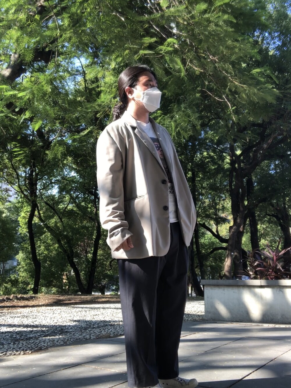 「grey、white」｜「Popureのアイテム（テーラードジャケット、ベージュ系）」を使った、徐納森．徐斯達 さん（メンズ・168cm）の秋コーディネートの3枚目の写真