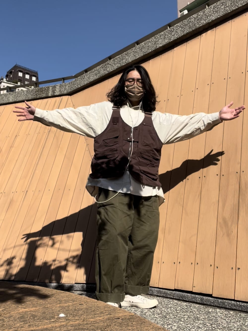 「NOTHOMMEのアイテム（ベスト、ブラウン系）」を使った、徐納森．徐斯達 さん（メンズ・168cm）の冬コーディネートの2枚目の写真