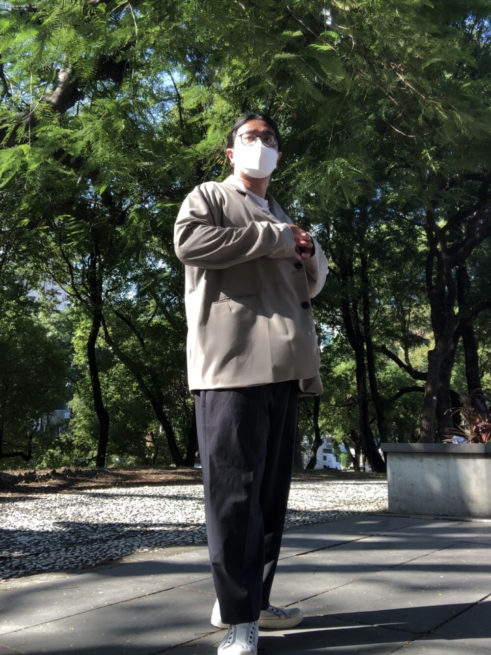 「grey、white」｜「Popureのアイテム（テーラードジャケット、ベージュ系）」を使った、徐納森．徐斯達 さん（メンズ・168cm）の秋コーディネートの4枚目の写真