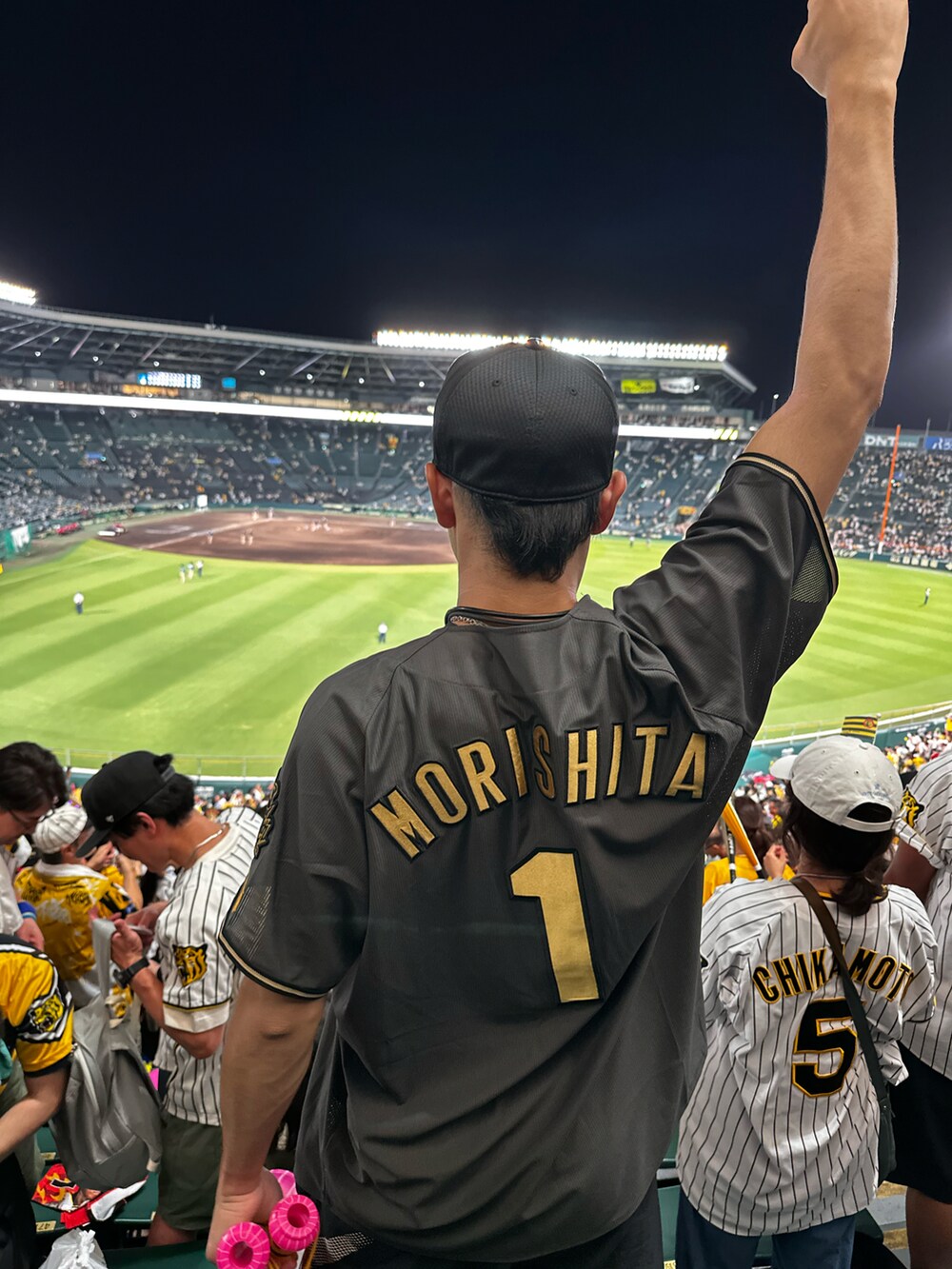 ホワイト系のトップスを着用したメンズの夏コーディネートの2枚目の写真