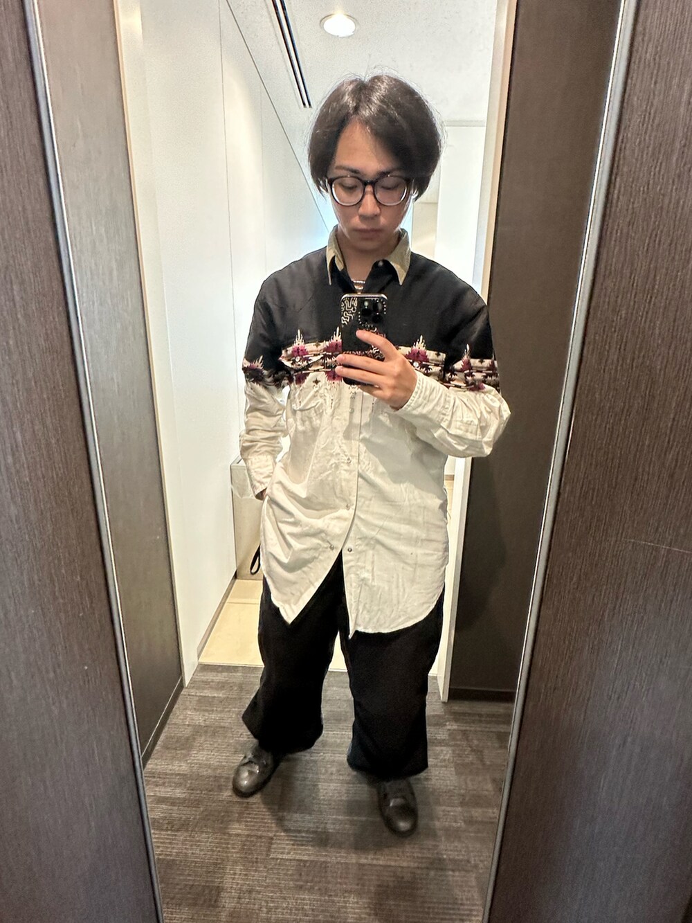 ブラック系のジャケット/アウターを着用したメンズの春コーディネートの2枚目の写真