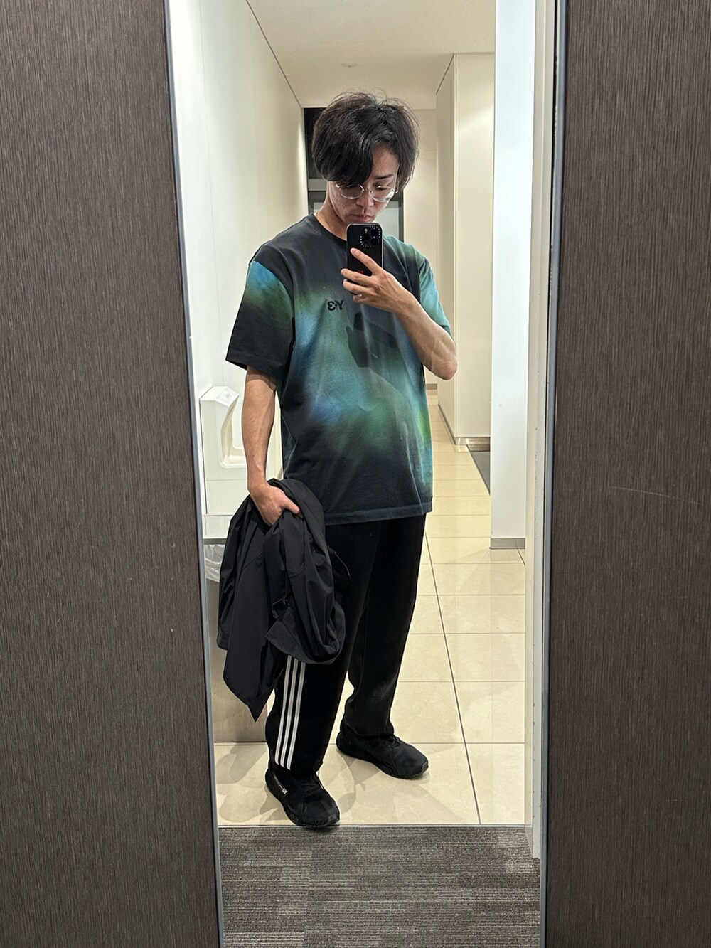 ブラック系のトップスを着用したメンズの春コーディネートの2枚目の写真