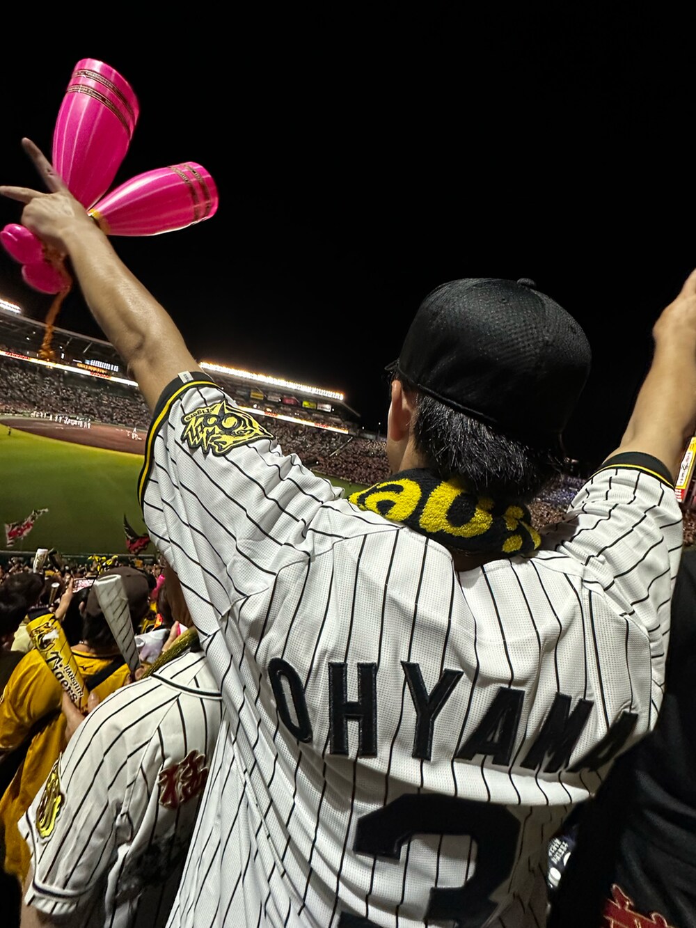 ホワイト系のトップスを着用したメンズの夏コーディネートの3枚目の写真