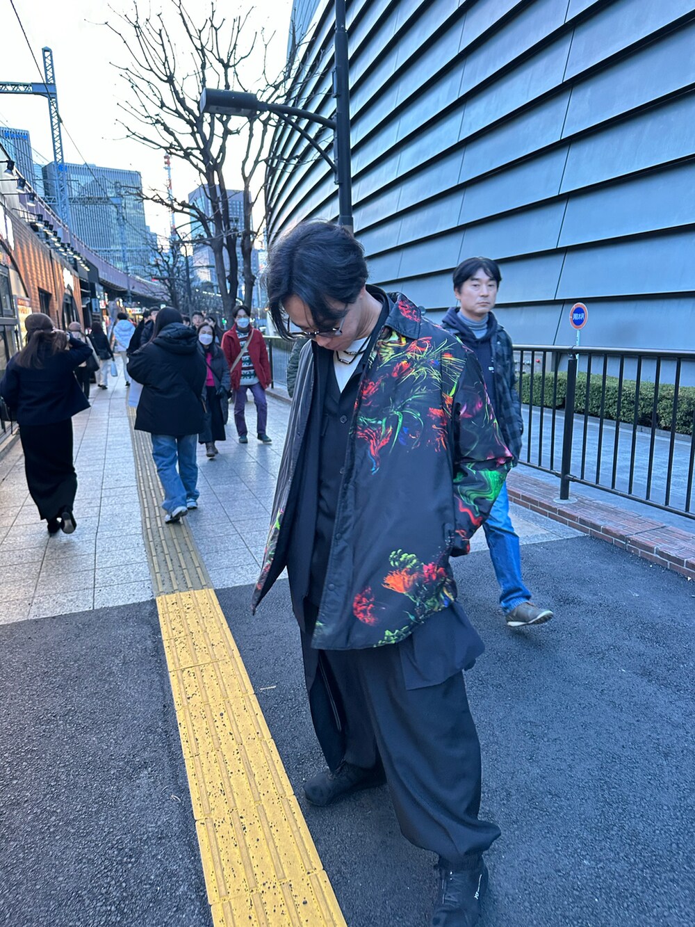ブラック系のジャケット/アウターを着用したメンズの冬コーディネートの2枚目の写真