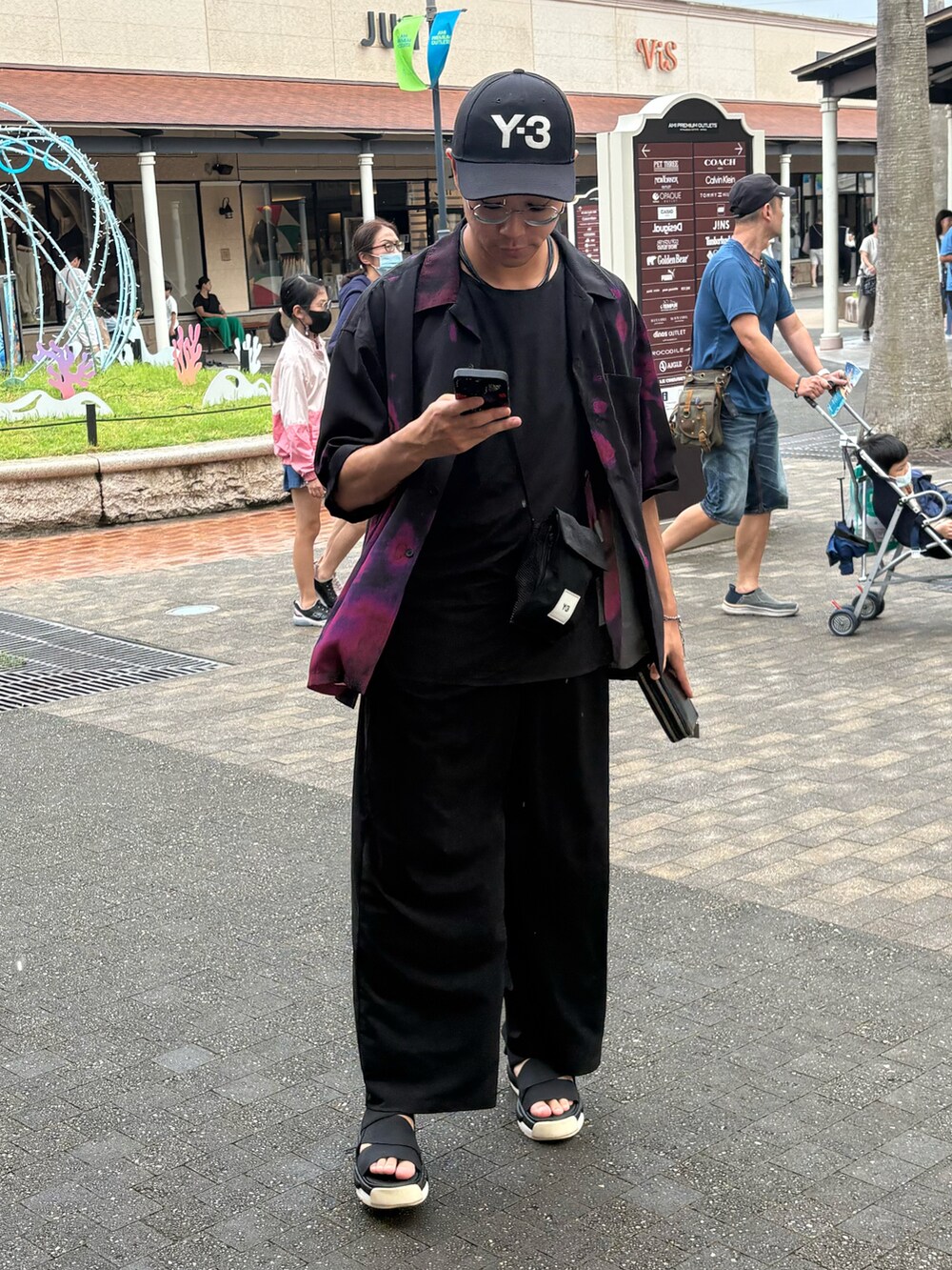 ブラック系のサンダルを着用したメンズの夏コーディネートの2枚目の写真