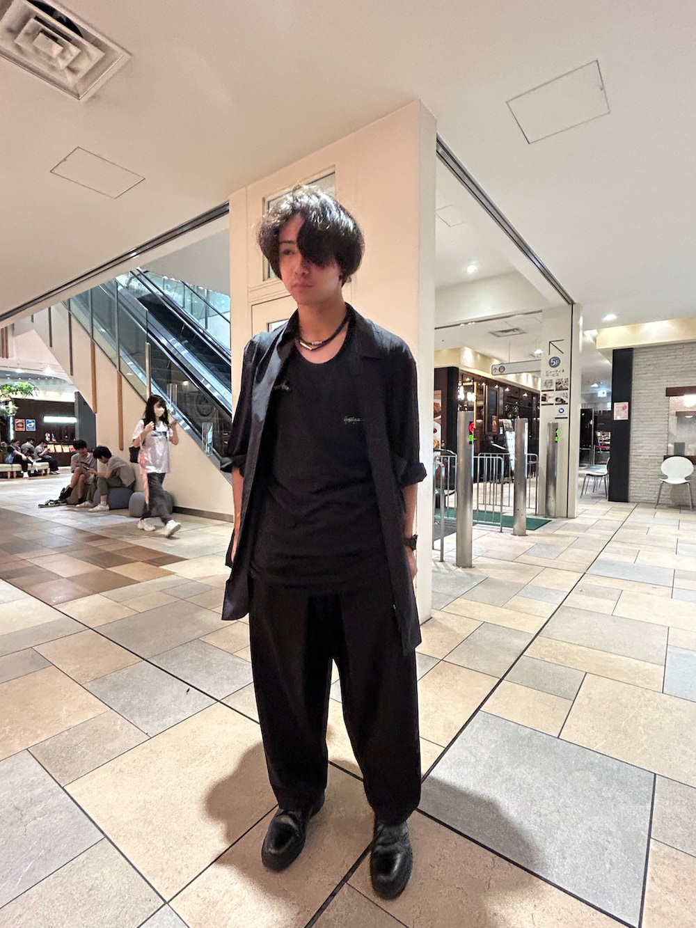 ブラック系のトップスを着用したメンズの夏コーディネートの2枚目の写真