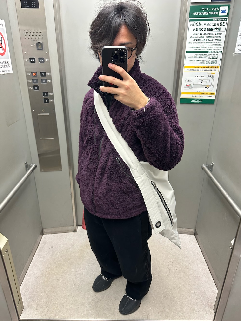 パープル系のジャケット/アウターを着用したメンズの冬コーディネートの2枚目の写真