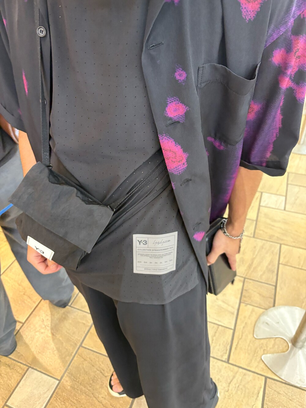 ブラック系のサンダルを着用したメンズの夏コーディネートの3枚目の写真