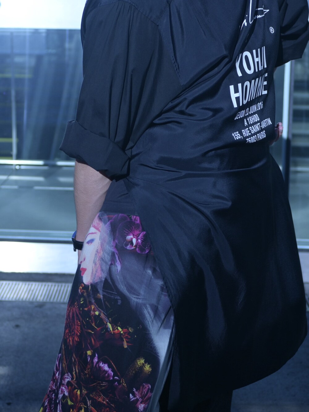 ブラック系のシャツ/ブラウス、ブラック系のショルダーバッグ、ブラック系のパンツを着用したメンズの秋コーディネートの3枚目の写真