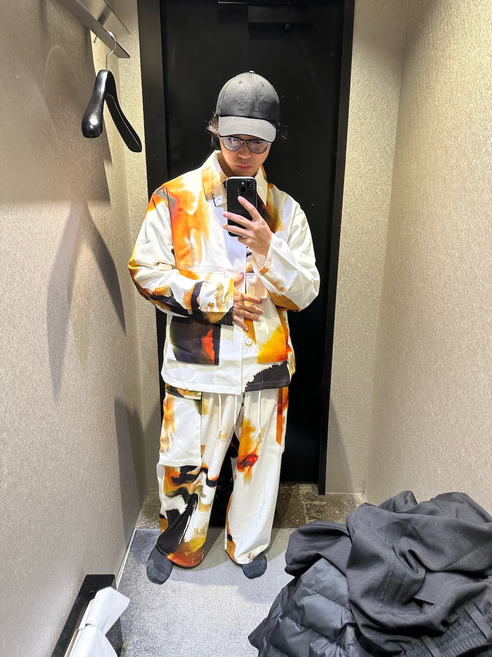 ホワイト系のトップスを着用したメンズの冬コーディネートの2枚目の写真