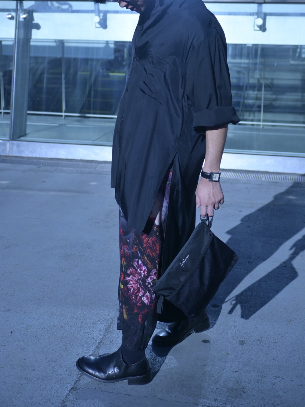 ブラック系のシャツ/ブラウス、ブラック系のショルダーバッグ、ブラック系のパンツを着用したメンズの秋コーディネートの2枚目の写真