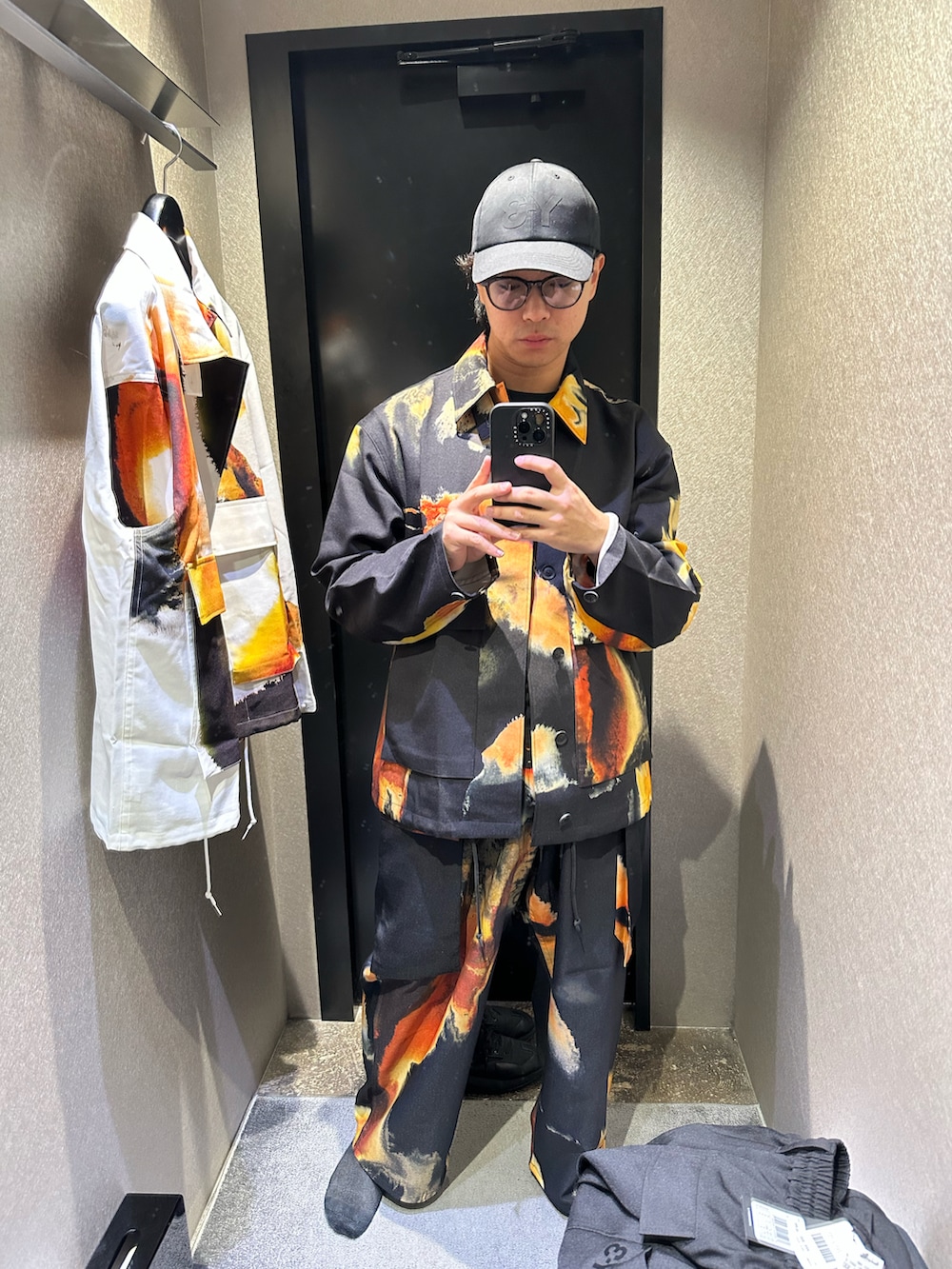 ホワイト系のトップスを着用したメンズの冬コーディネートの3枚目の写真