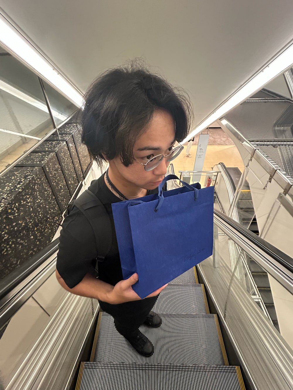 ブラック系のトップスを着用したメンズの夏コーディネートの2枚目の写真