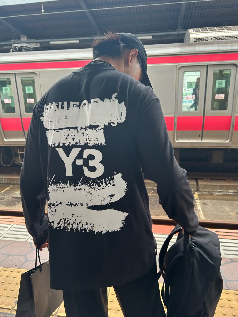 ブラック系のバックパック/リュックを着用したメンズの夏コーディネートの3枚目の写真