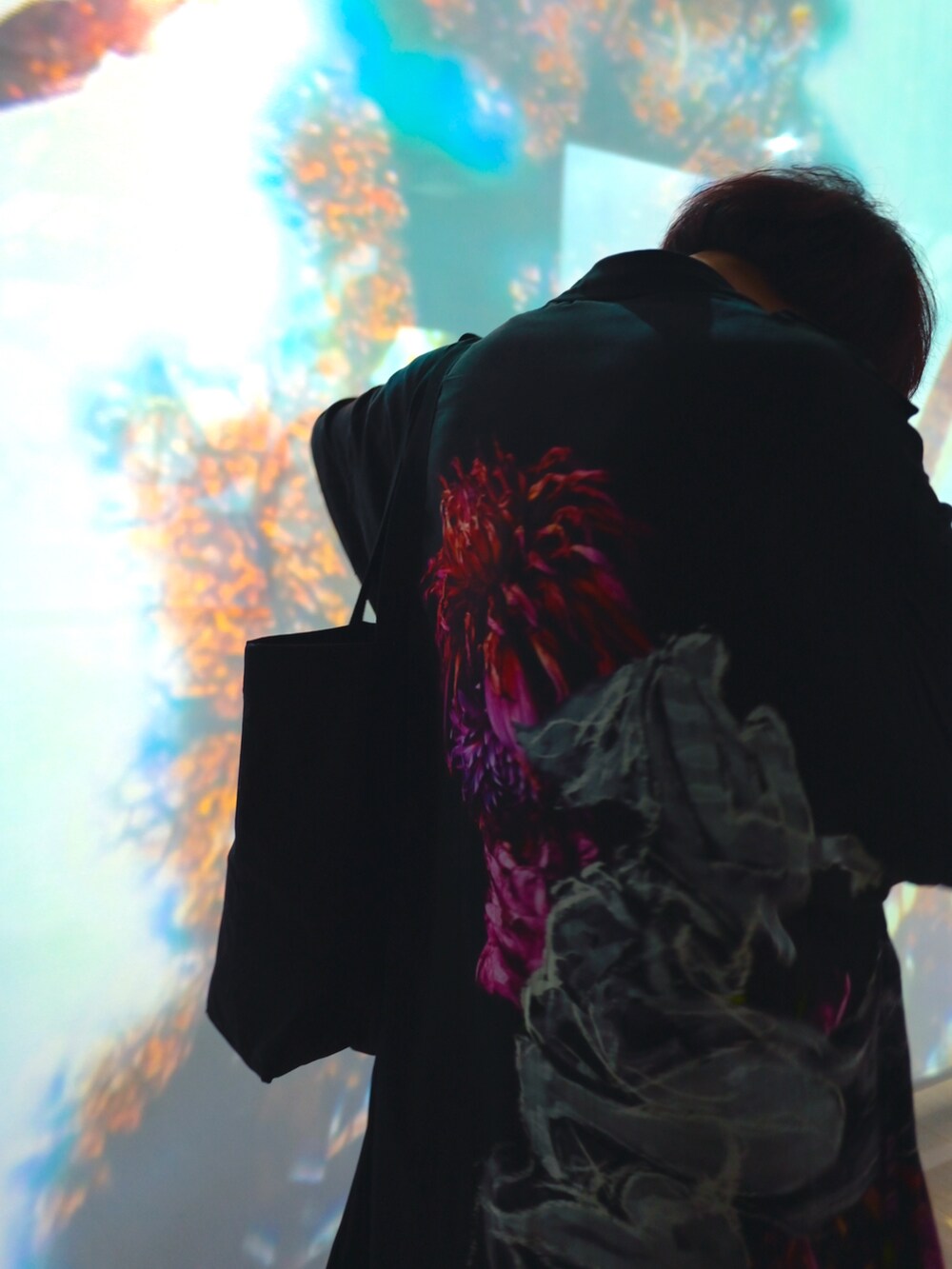 ブラック系のシャツ/ブラウス、ブラック系のライダースジャケット、ブラック系のパンツを着用したメンズの春コーディネートの2枚目の写真