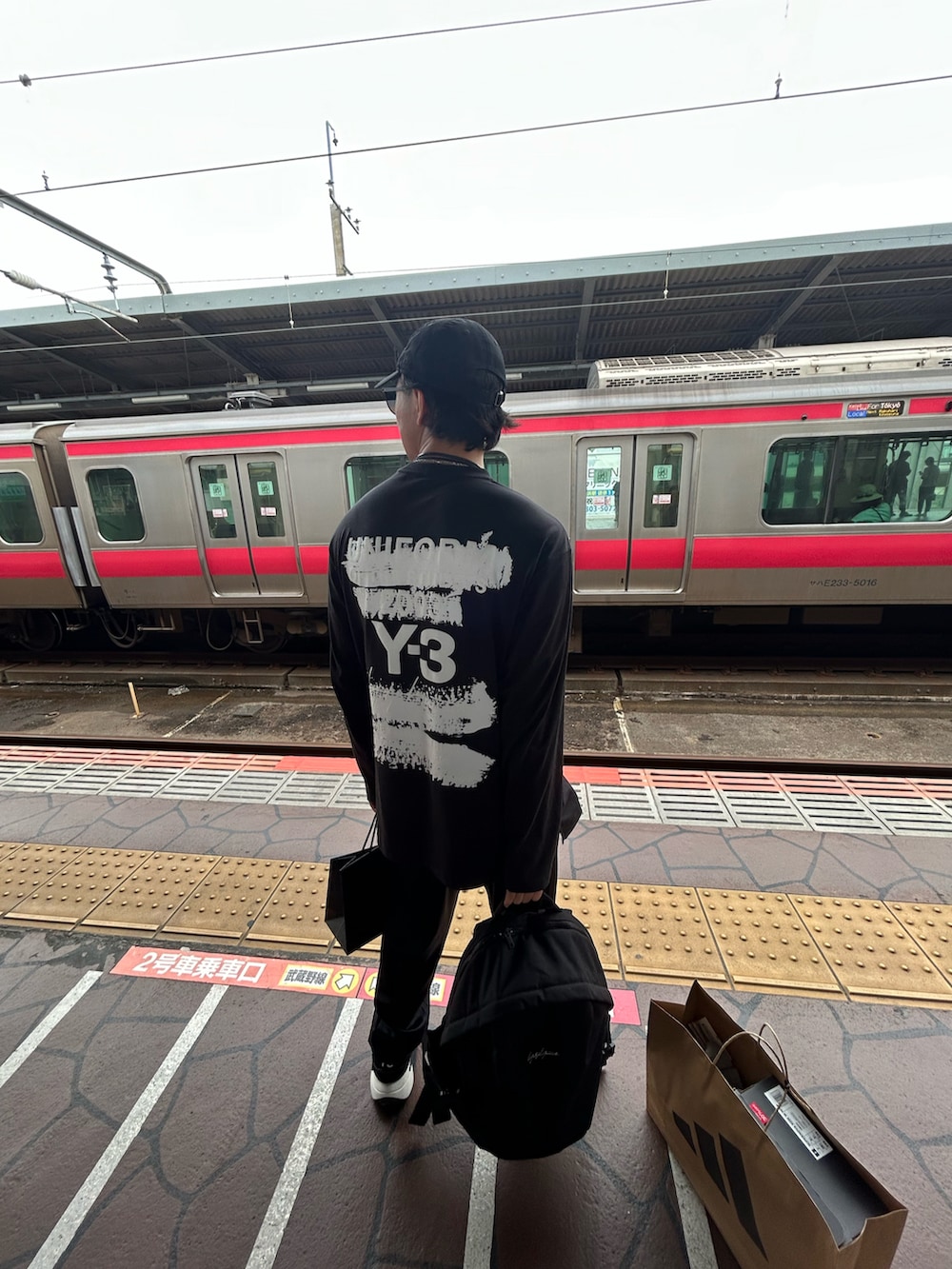 ブラック系のバックパック/リュックを着用したメンズの夏コーディネートの2枚目の写真