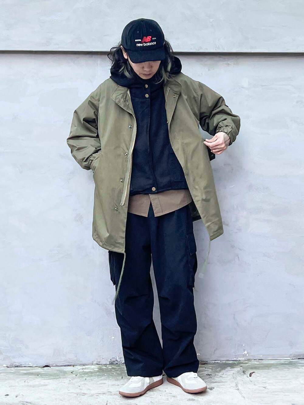 ホワイト系のその他シューズを着用したメンズの秋コーディネートの2枚目の写真