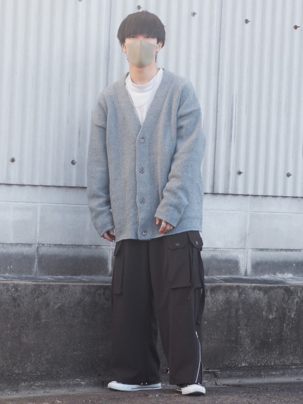 ブルー系のカーディガン/ボレロ、グレー系のTシャツ/カットソー、ブラック系のカーゴパンツを着用したメンズの冬コーディネートの2枚目の写真