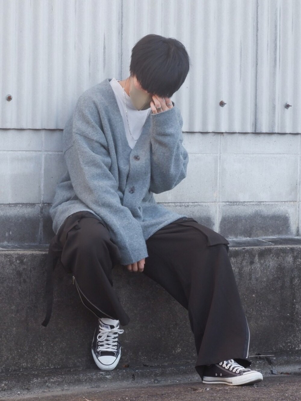 ブルー系のカーディガン/ボレロ、グレー系のTシャツ/カットソー、ブラック系のカーゴパンツを着用したメンズの冬コーディネートの4枚目の写真