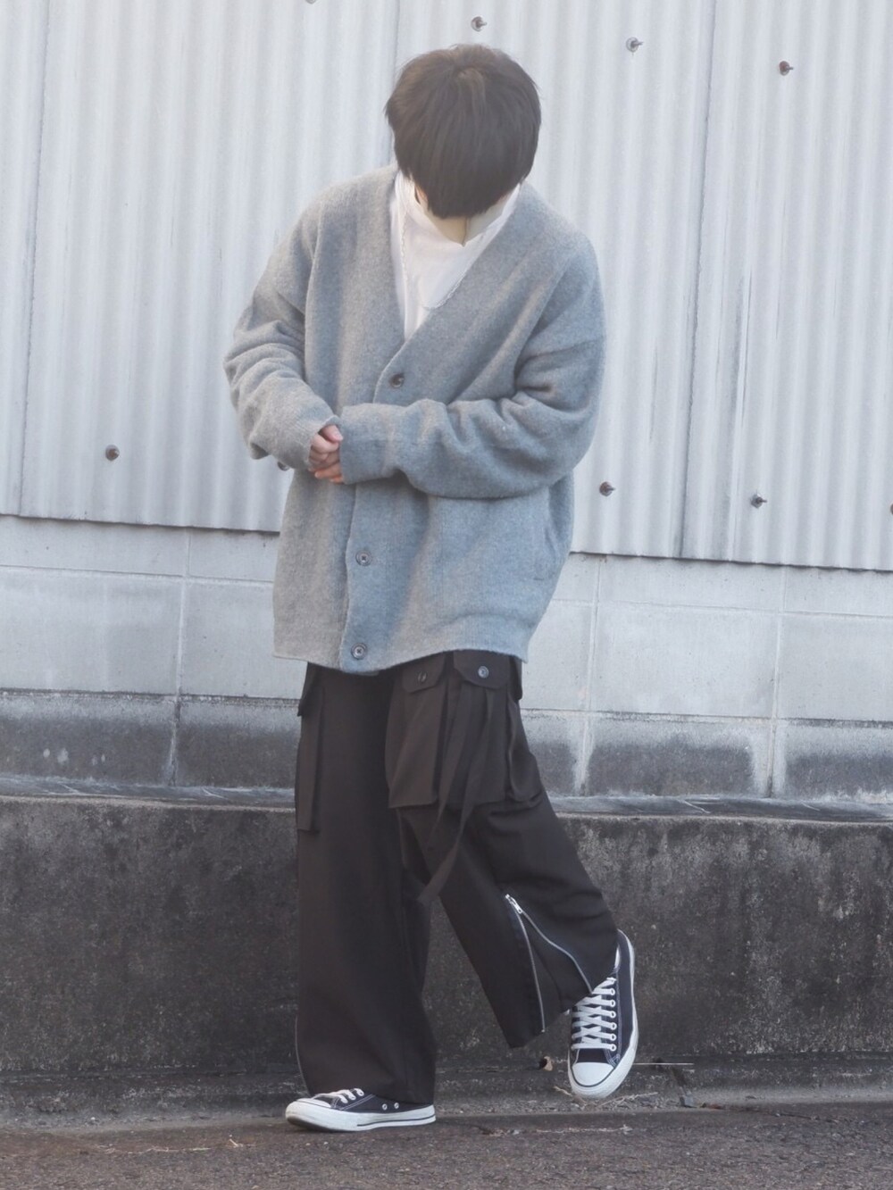 ブルー系のカーディガン/ボレロ、グレー系のTシャツ/カットソー、ブラック系のカーゴパンツを着用したメンズの冬コーディネートの3枚目の写真