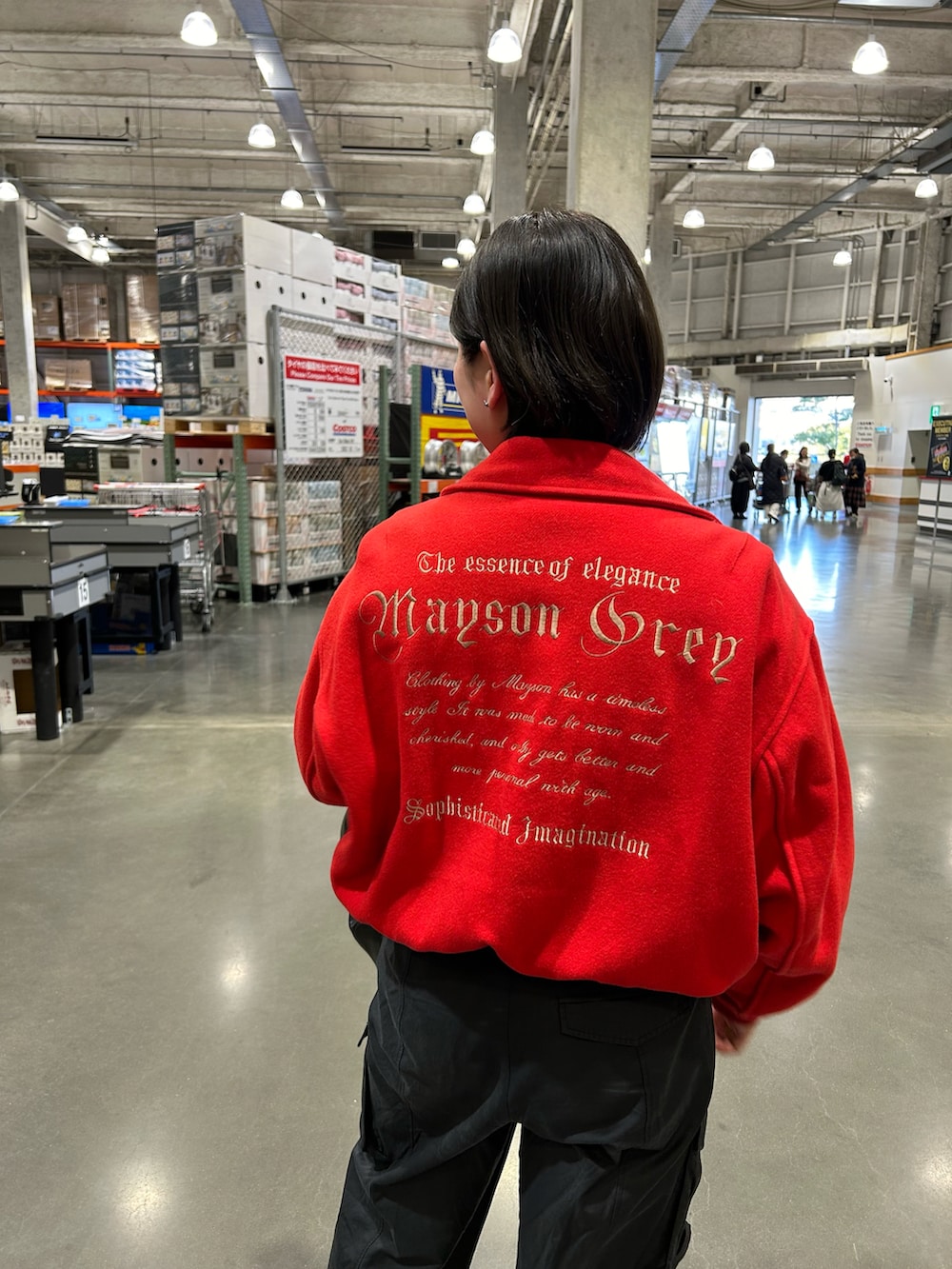 ブラック系のカーゴパンツを着用したレディースの冬コーディネートの2枚目の写真