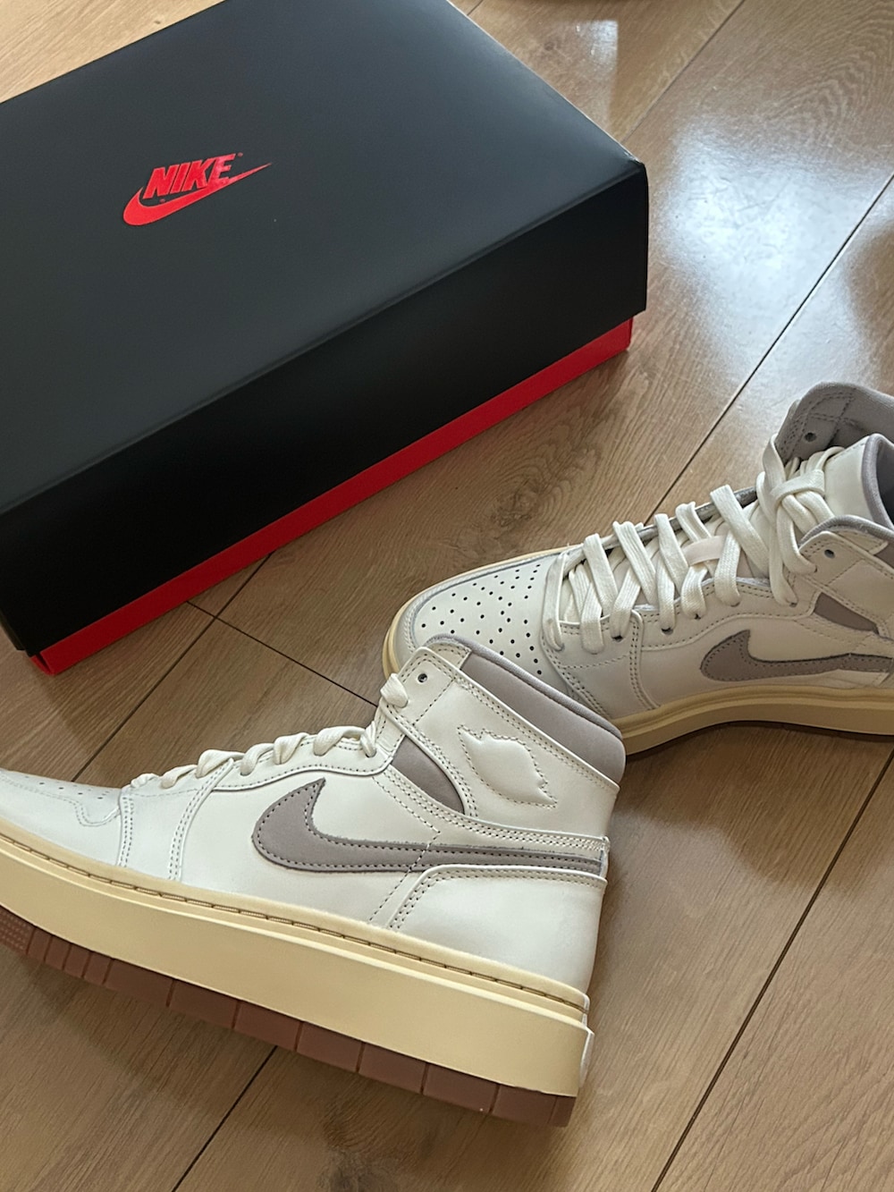 ブラック系のブルゾン、ホワイト系のカーゴパンツ、ホワイト系のスニーカーを着用したレディースの冬コーディネートの2枚目の写真