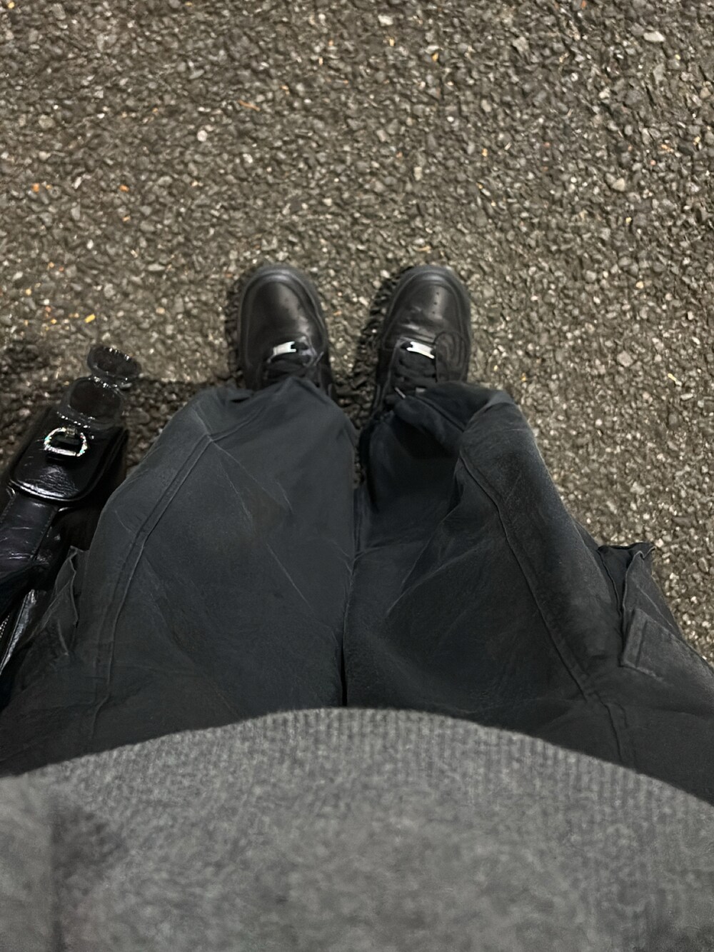 グレー系のニット/セーター、ブラック系のブルゾン、ブラック系のカーゴパンツを着用したレディースの冬コーディネートの3枚目の写真