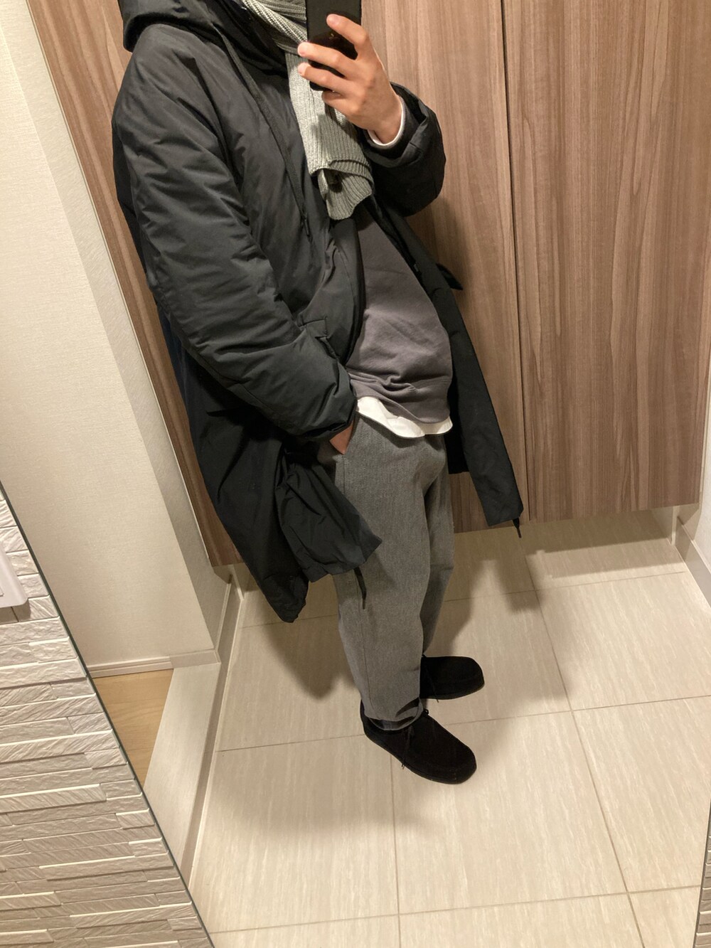 「ビッグシルエット、TEATORA、テアトラ、オトナ女子、graphpaper、グラフペーパー、スウェット、デニムパンツ、clarks、wallabee、クラークス、クラークス ワラビー、冬コーデ」｜「EVCONのアイテム（マフラー、グリーン系）」を使った、ゆうたさん（メンズ・170cm）の冬コーディネートの3枚目の写真