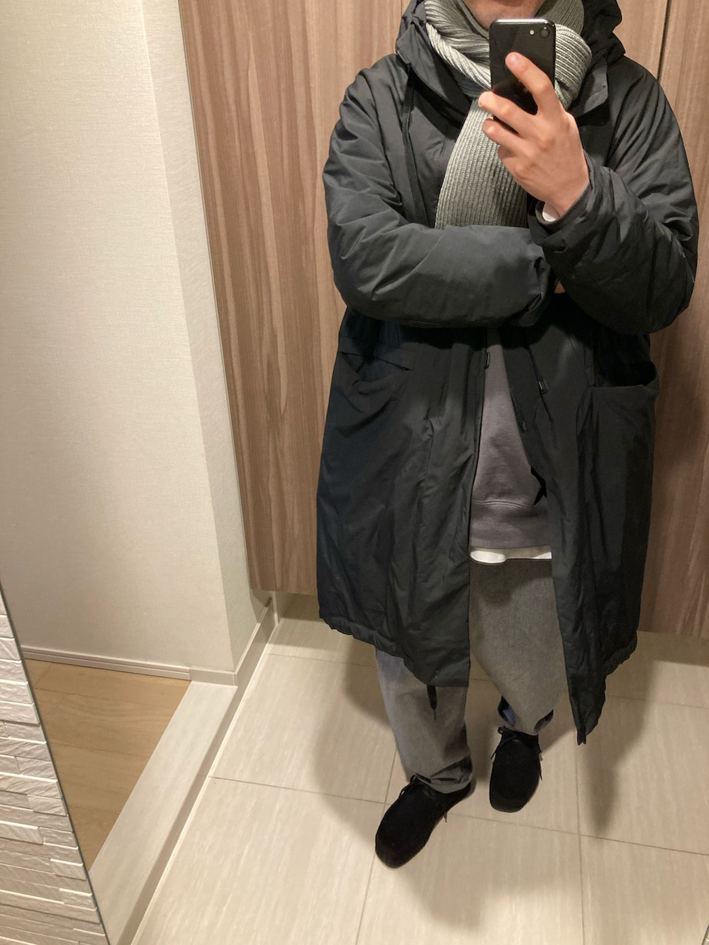 「ビッグシルエット、TEATORA、テアトラ、オトナ女子、graphpaper、グラフペーパー、スウェット、デニムパンツ、clarks、wallabee、クラークス、クラークス ワラビー、冬コーデ」｜「EVCONのアイテム（マフラー、グリーン系）」を使った、ゆうたさん（メンズ・170cm）の冬コーディネートの2枚目の写真
