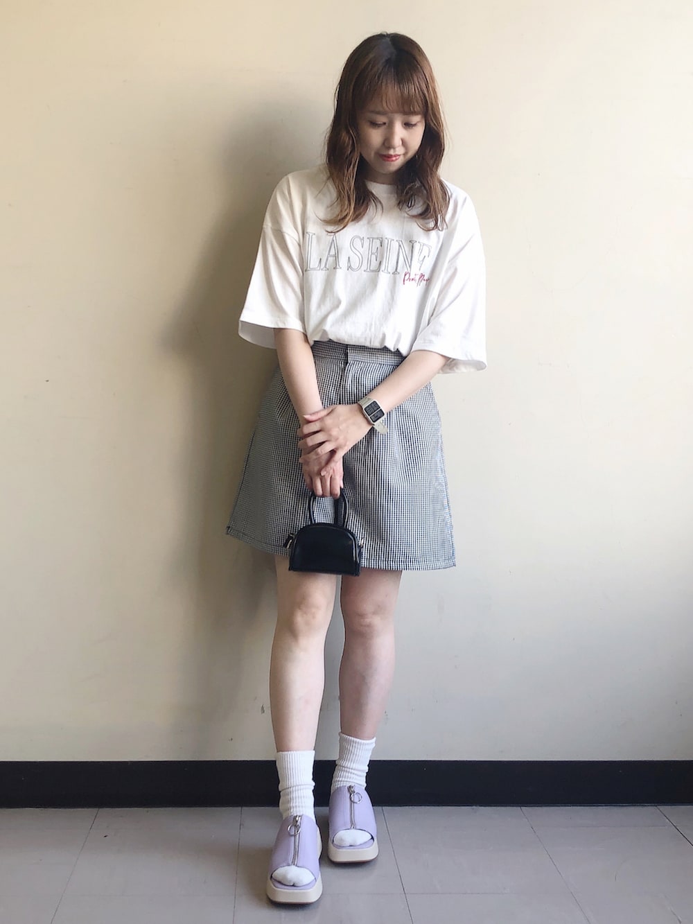 「ショートパンツ、Tシャツ、ギンガムチェック、プチプラ、ootd、夏コーデ、低身長、カジュアルコーデ、サンダルコーデ」｜「earth music&ecologyのタックショートパンツ（その他パンツ、その他）」を使った、よこぞうさん（レディース・154cm）の春コーディネートの2枚目の写真