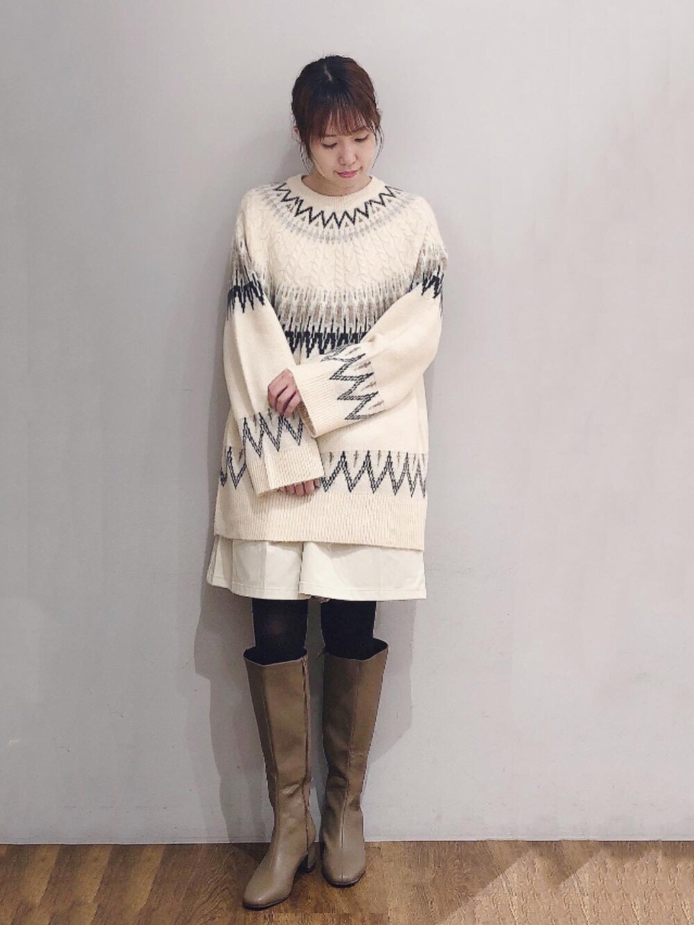 「ニット、ショートパンツ、大人カジュアル、プチプラ、ホワイトコーデ、ママコーデ、低身長コーデ、淡色コーデ、秋冬コーデ」｜「earth music&ecologyのノルディックニットプルオーバー（ニット/セーター、ホワイト系）」を使った、よこぞうさん（レディース・154cm）の秋コーディネートの2枚目の写真