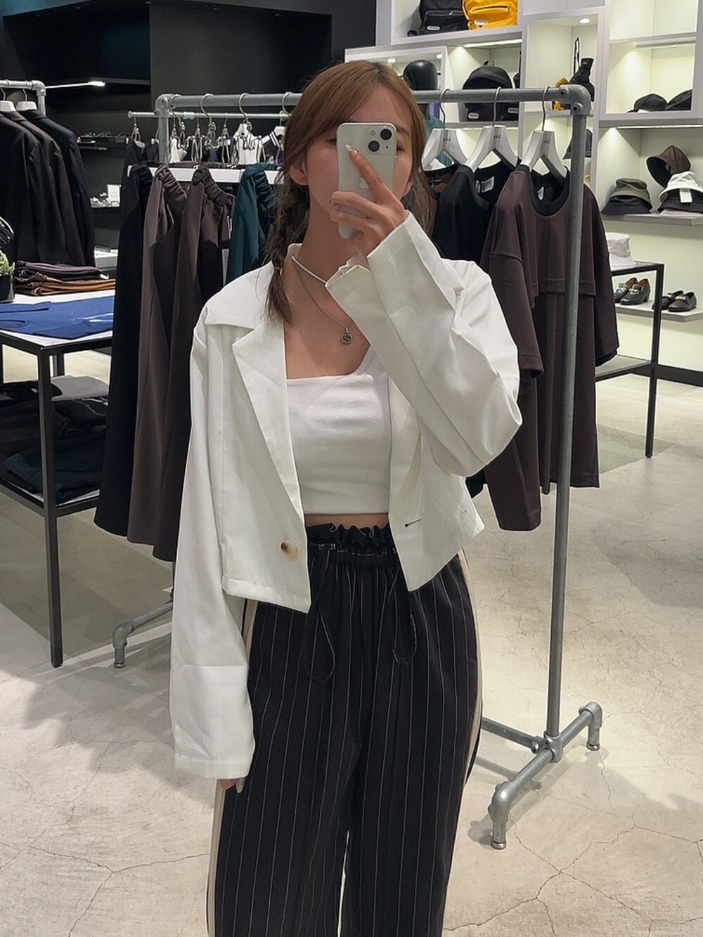 ブラック系のスラックスを着用したレディースの夏コーディネートの3枚目の写真