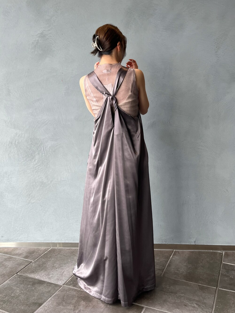 グレー系のワンピース/ドレス、グレー系のトップスを着用したレディースの夏コーディネートの4枚目の写真