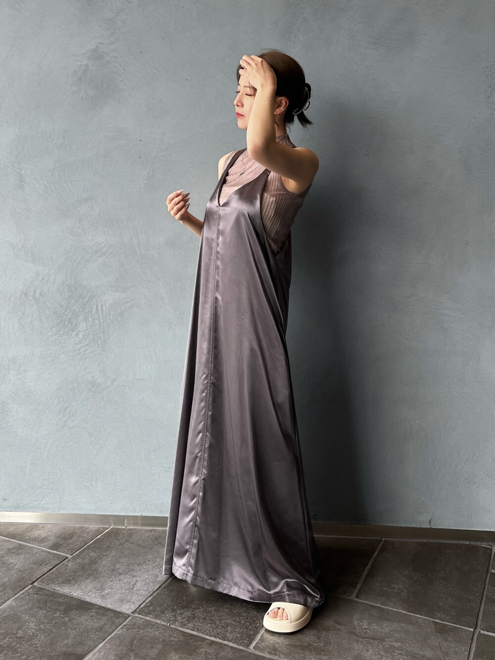 グレー系のワンピース/ドレス、グレー系のトップスを着用したレディースの夏コーディネートの2枚目の写真