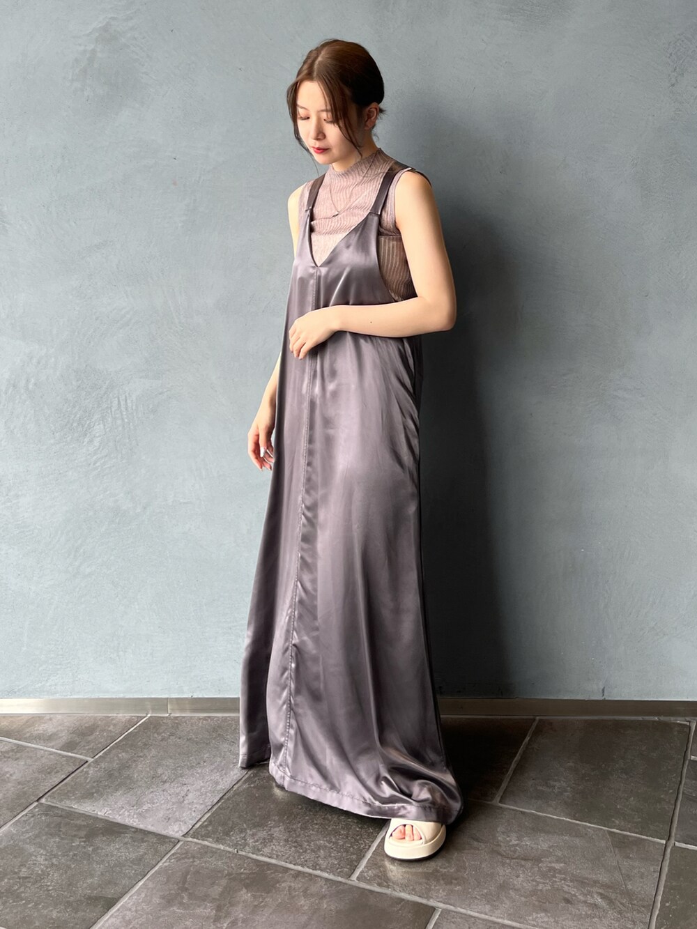 グレー系のワンピース/ドレス、グレー系のトップスを着用したレディースの夏コーディネートの3枚目の写真