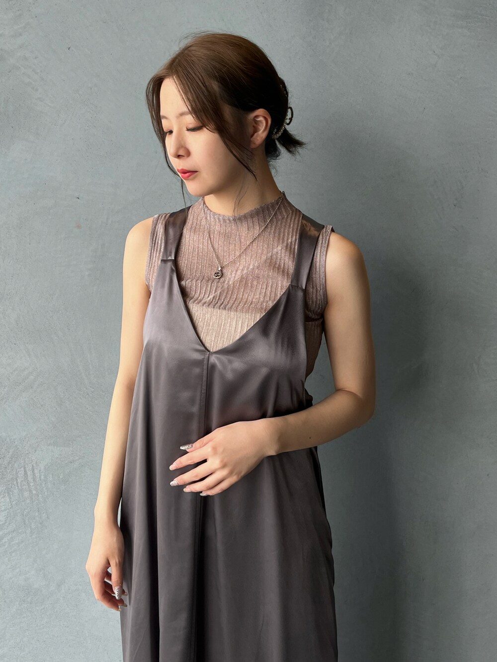 グレー系のワンピース/ドレス、グレー系のトップスを着用したレディースの夏コーディネートの5枚目の写真