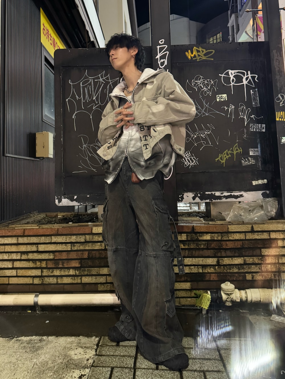 ホワイト系のデニムジャケット、ホワイト系のパーカー、ブラック系のデニムパンツを着用したメンズの春コーディネートの2枚目の写真