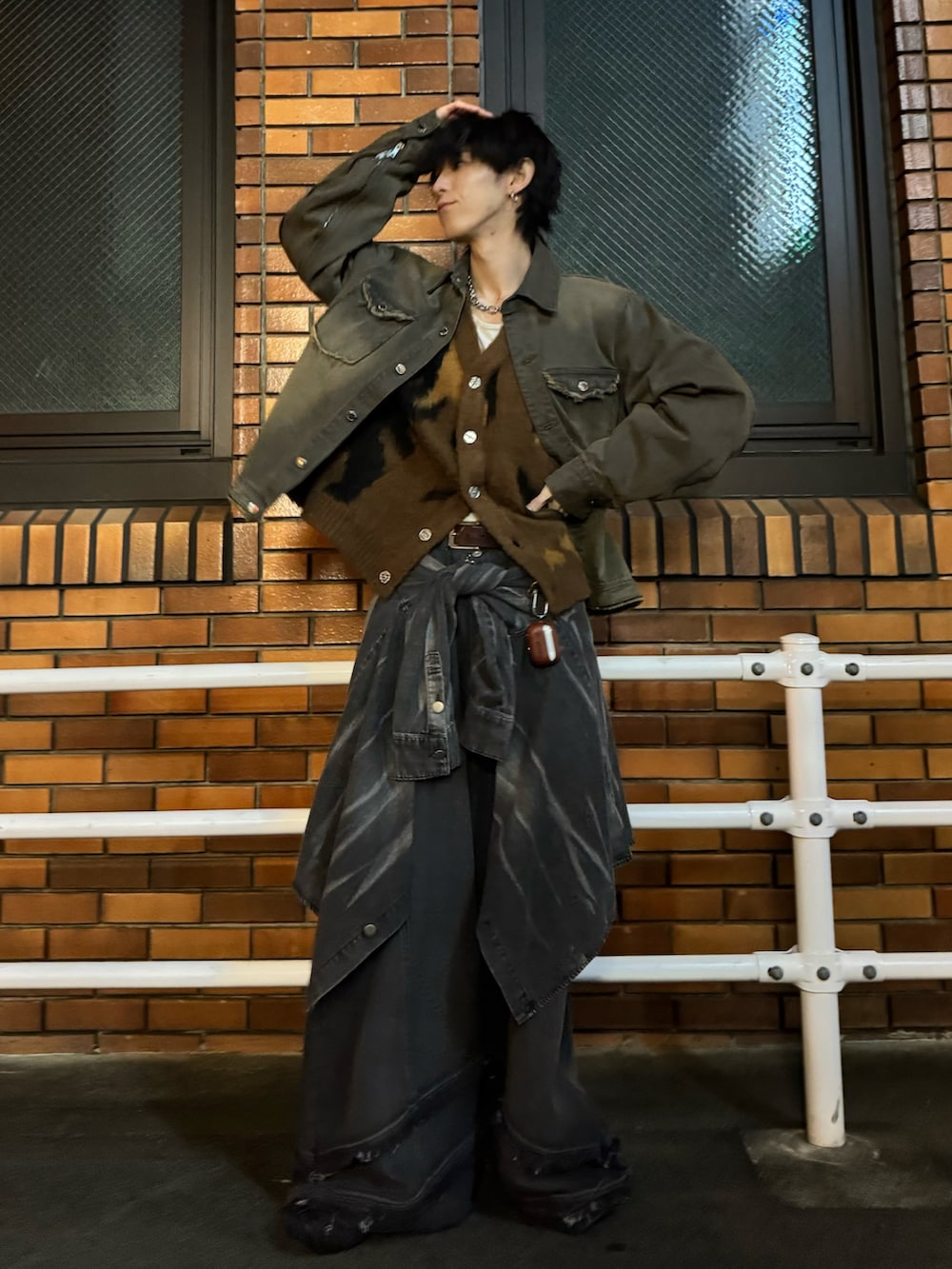 ブラウン系のデニムジャケット、ブラウン系のカーディガン/ボレロ、ブラック系のシャツ/ブラウスを着用したメンズの冬コーディネートの2枚目の写真