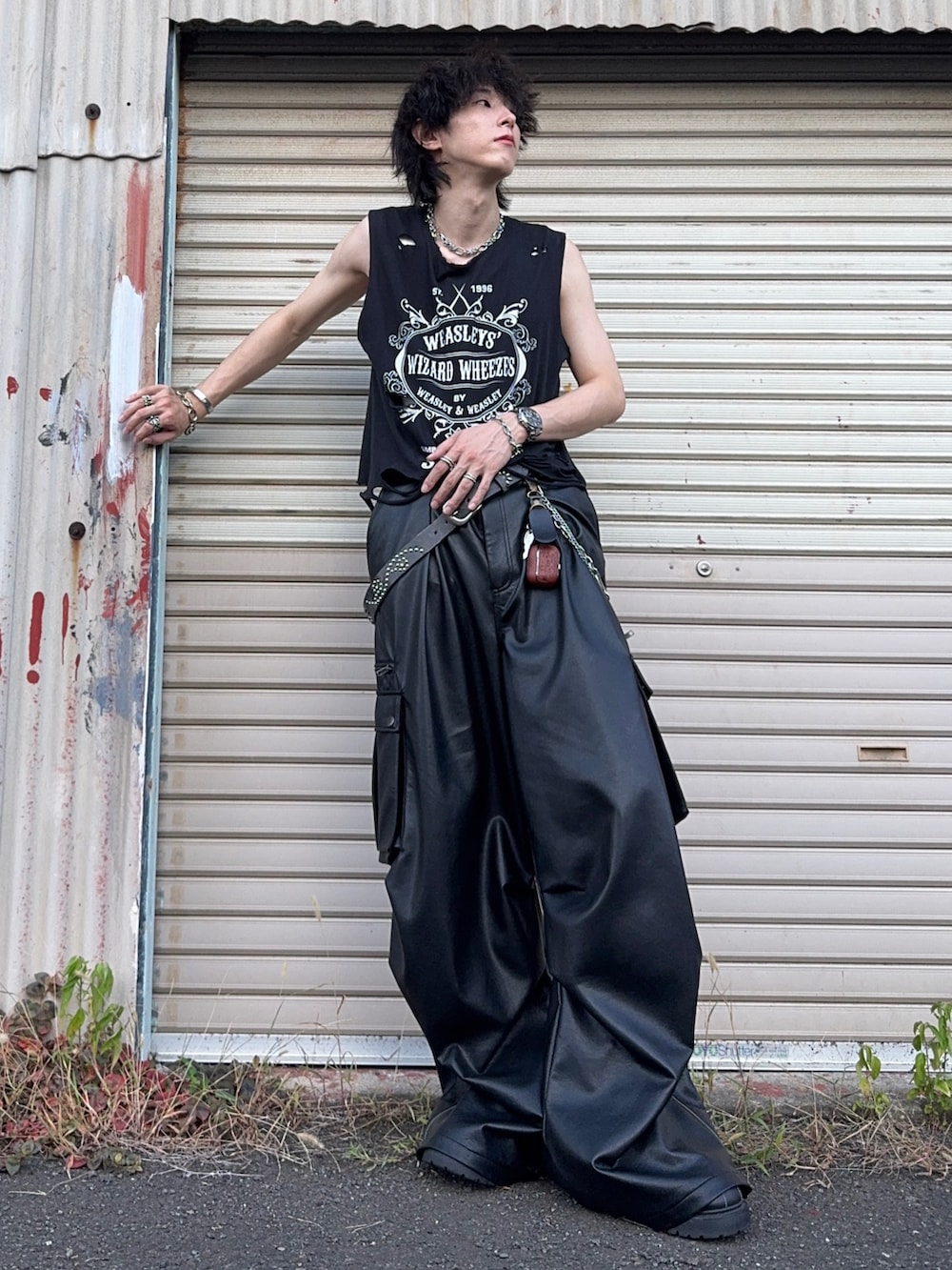 ブラック系のその他パンツ、ブラック系のスニーカー、ブラック系のタンクトップを着用したメンズの夏コーディネートの2枚目の写真