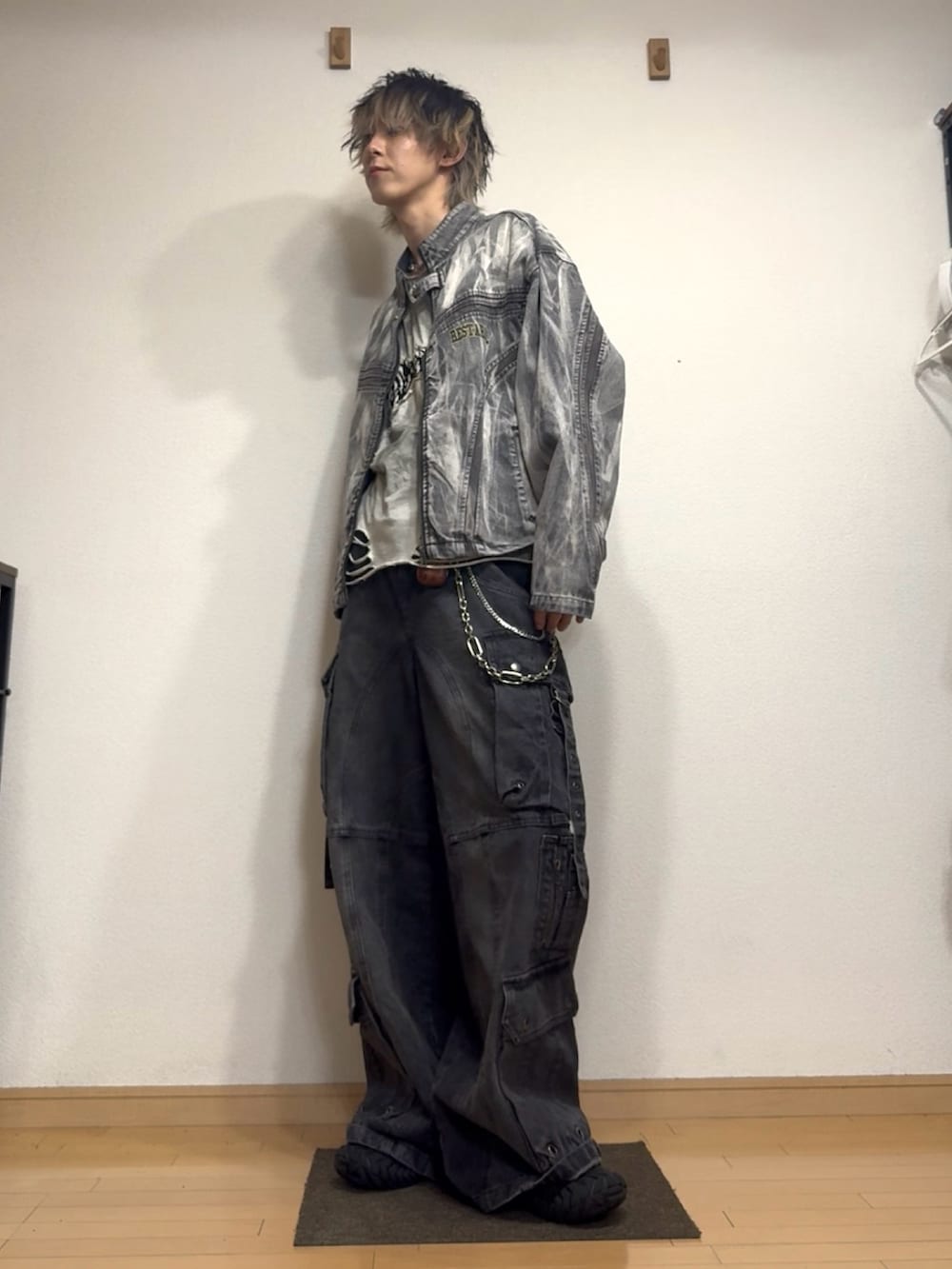 ブラック系のデニムパンツ、ホワイト系のTシャツ/カットソー、グレー系のデニムジャケットを着用したメンズの秋コーディネートの2枚目の写真